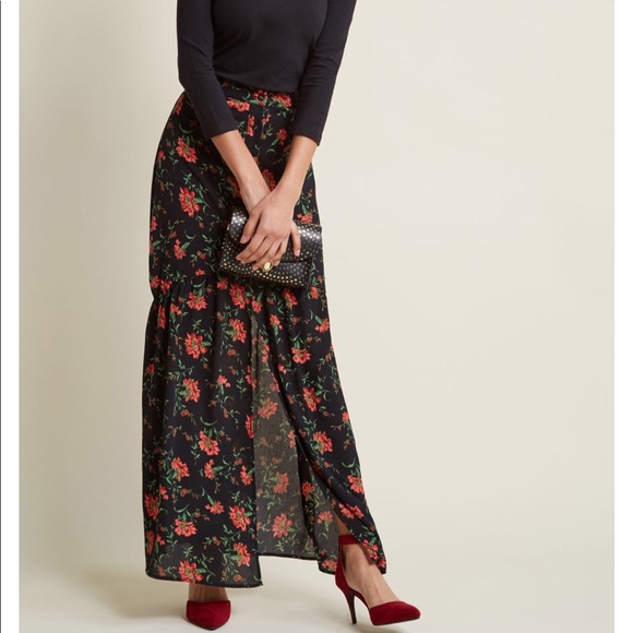 Emphasis on effortless buttoned maxi skirt - Picture 1 of 2